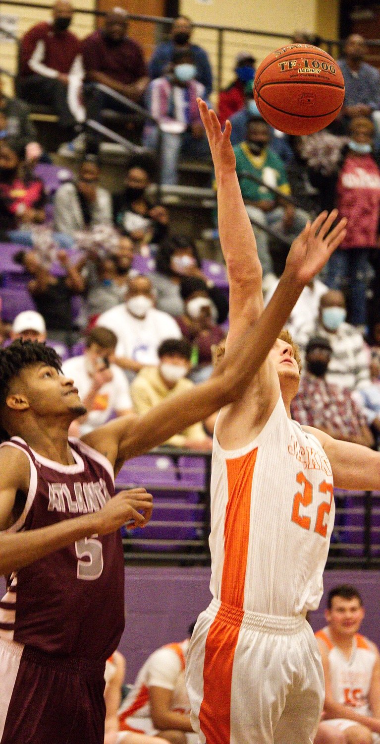 Dawson Pendergrass wins the tip for Mineola, despite giving up several inches in height to Atlanta's Daimion Collins. [see more shots, score prints]